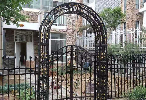 郑州铁艺大门特点及优势